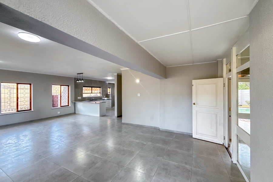 5 Bedroom Property for Sale in Monte Vista Western Cape